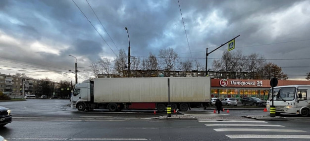 В Иванове грузовик с полуприцепом сбил бабушку на «зебре»